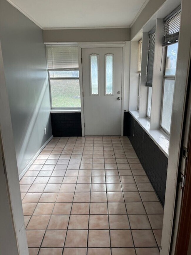 Building Photo - Beautiful Hobby Farm on 10 Acres!