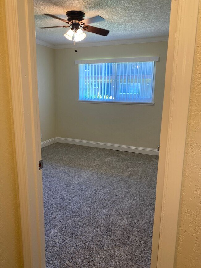 Building Photo - Welcome to SkyView Villa & Somerset Apartments!