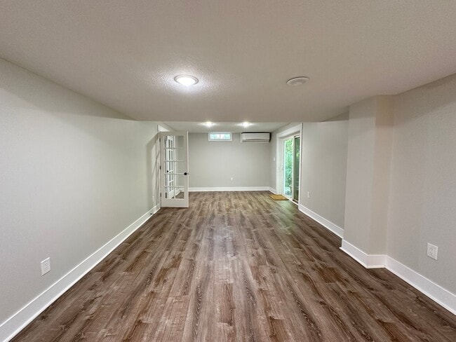 Building Photo - Large 4 bedroom ranch in Forest Hills