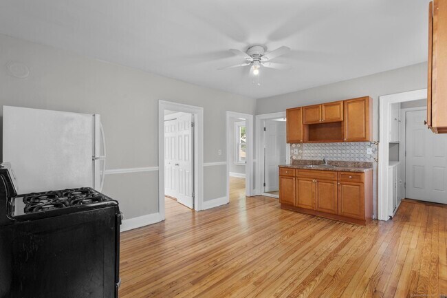 Building Photo - 857 Noble Ave