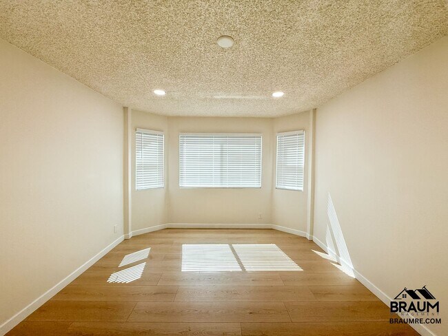 Building Photo - 221 W Elm Ave