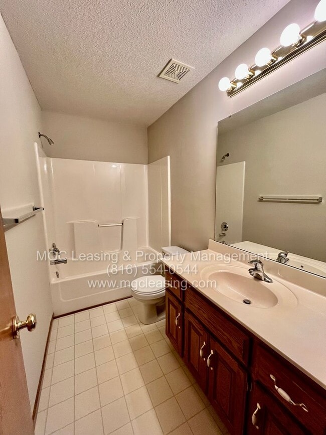 Building Photo - Spacious Raymore Townhome in Prime Remington Village Location