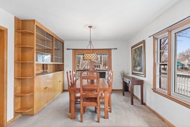 Building Photo - Style Meets Location 3 Bedroom 3 Bathroom Single Family Home - Must See