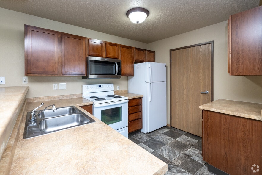 2BR, 1BA - 858SF - Kitchen - Waterstone Apartments