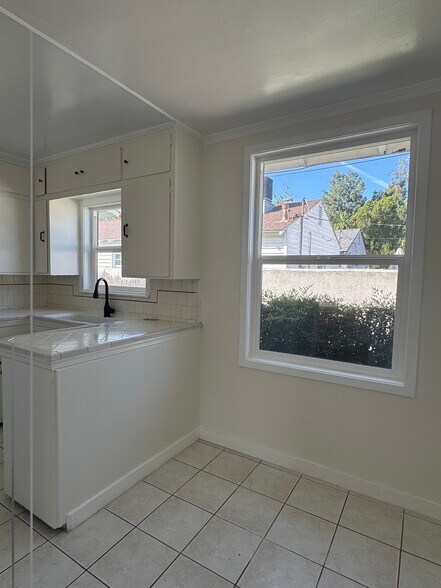 Building Photo - 1005 N Buena Vista St