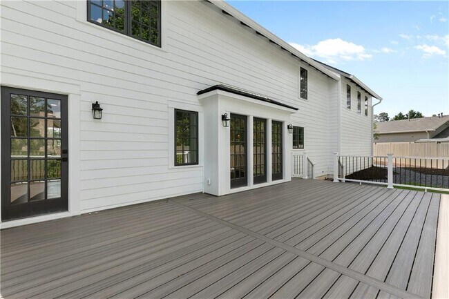 Building Photo - 1296 Hilton Dr