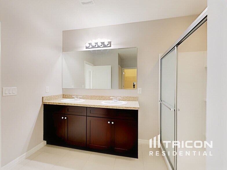 Building Photo - 2449 Valhalla Dr