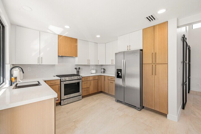 Building Photo - 179 Gran Via