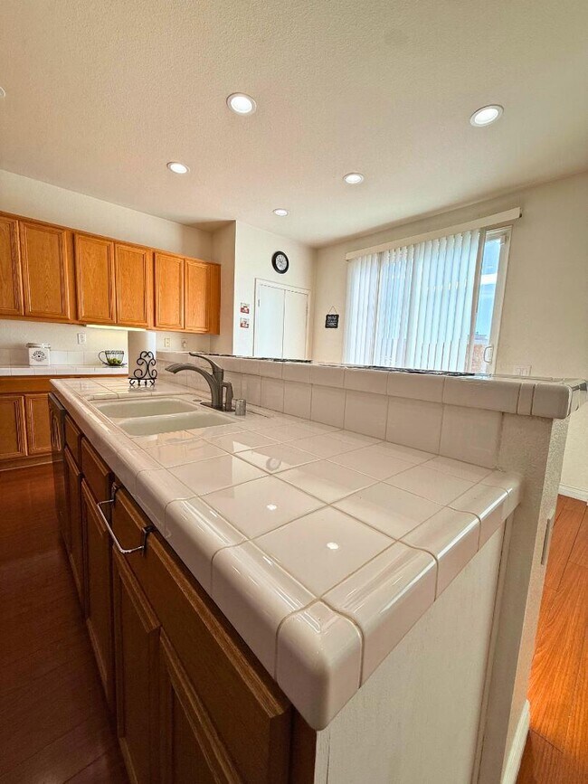 Building Photo - 14115 Desert Rose St