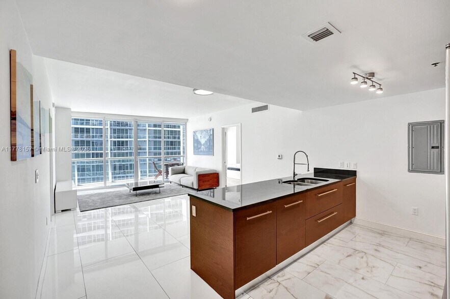 Building Photo - 475 Brickell Ave