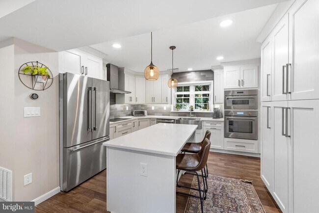 Building Photo - 4880 Chevy Chase Dr