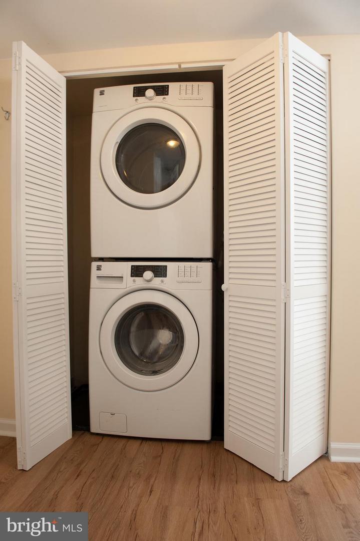 In-unit washer & dryer - 1436 Meridian Plz NW