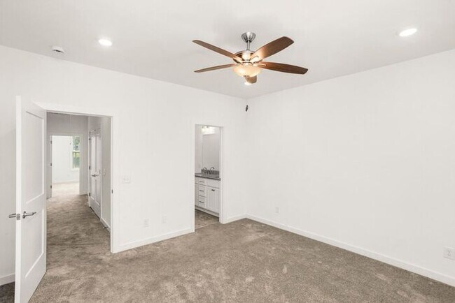Building Photo - 3 Bed/3 Full Baths! Newer Townhome