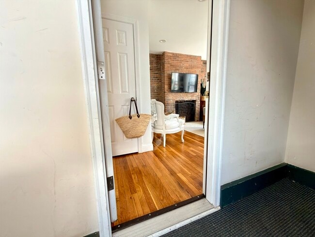 Building Photo - 62 Melrose St