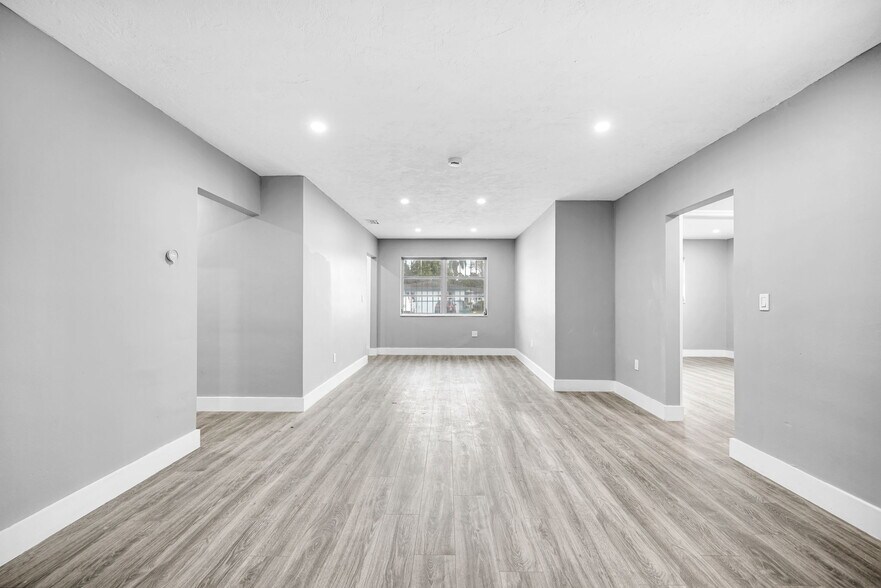 Building Photo - 645 NE 149th St