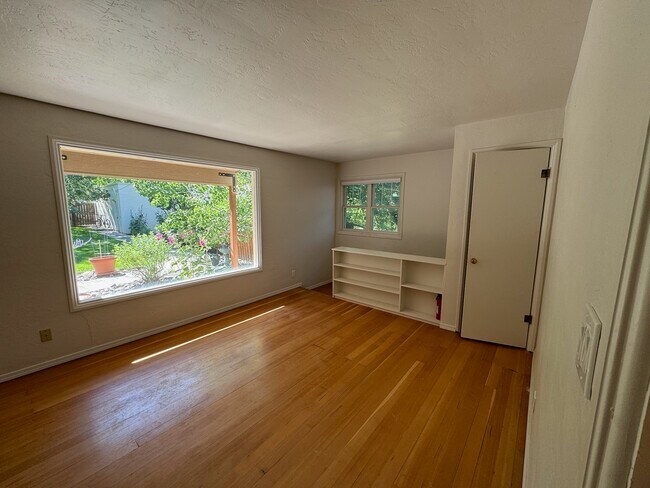 Building Photo - 978 E 5th Ave