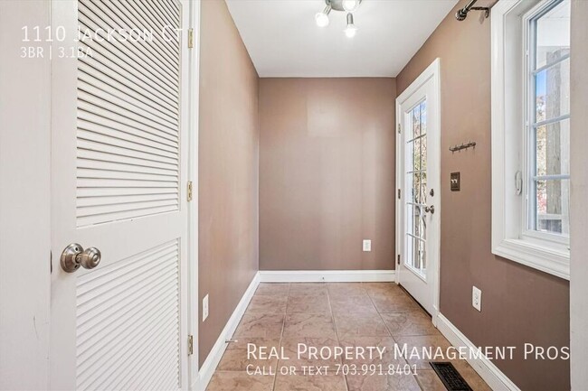 Building Photo - 1110 Jackson Ct