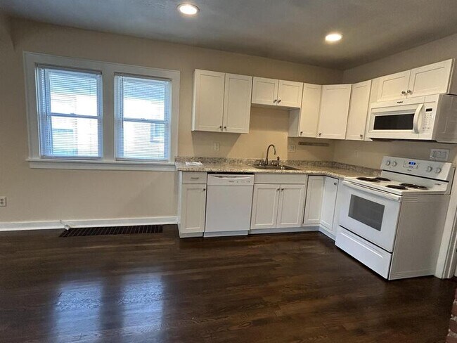 Building Photo - 833 E 21st Ave