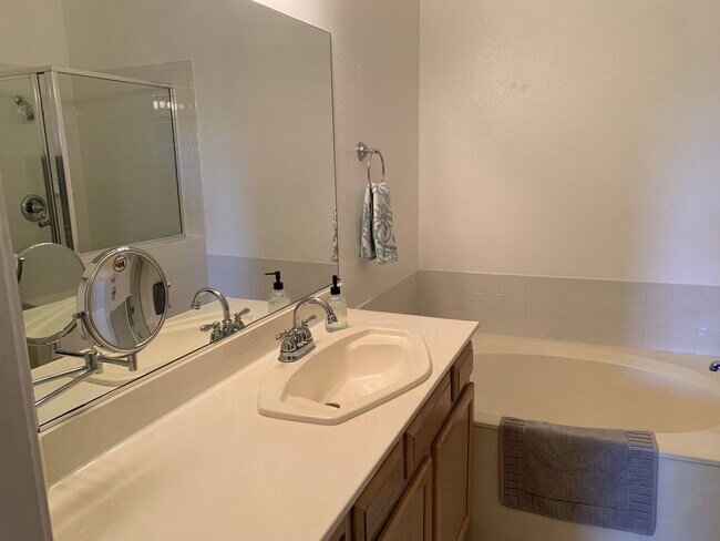Building Photo - Lovely furnished Green Valley condo in Res...