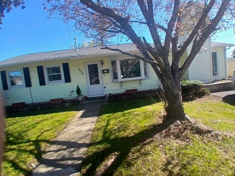 Building Photo - 304 Marshall St