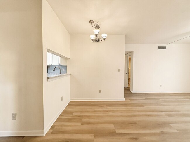 Building Photo - 2 bed 2 bath annual rental *** First floor condo *** Kings Lake Community