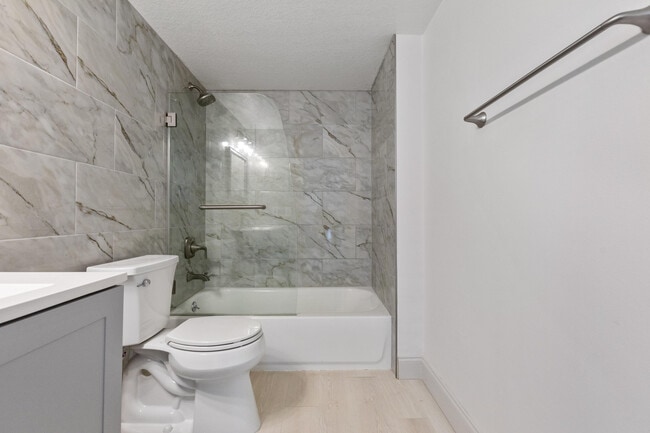 Building Photo - 810 Villa Cir