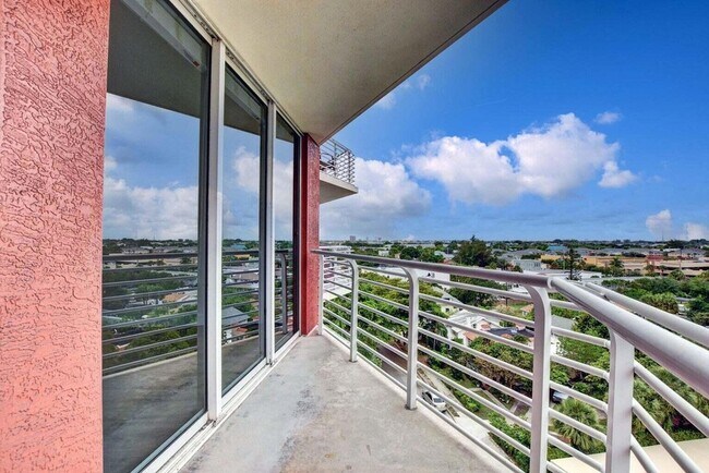 Building Photo - 1551 N Flagler Dr