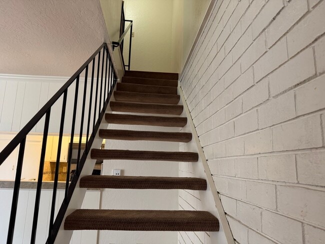 Building Photo - 2 story updated townhouse In Rosemont 2/1