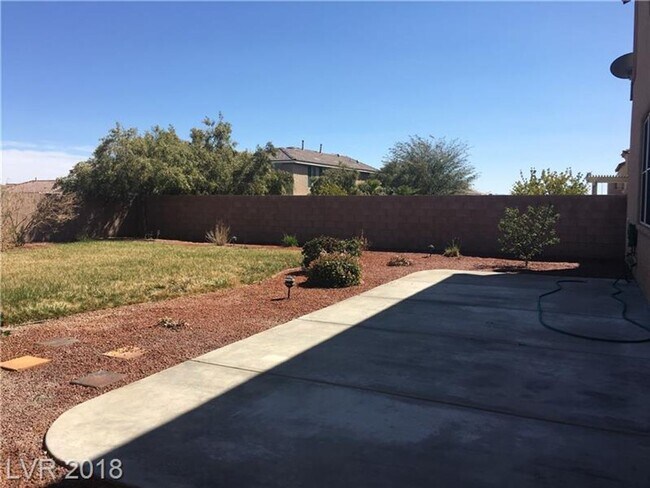 Building Photo - Gorgeous 3000+ Square Foot Bedroom!