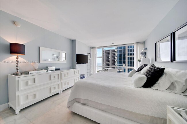 Building Photo - 6801 Collins Ave