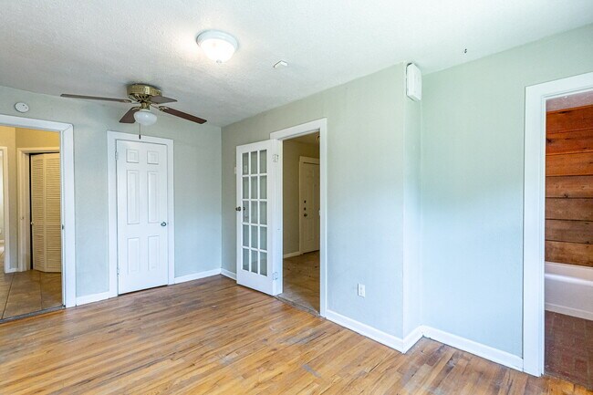 Building Photo - Large 2 story Home