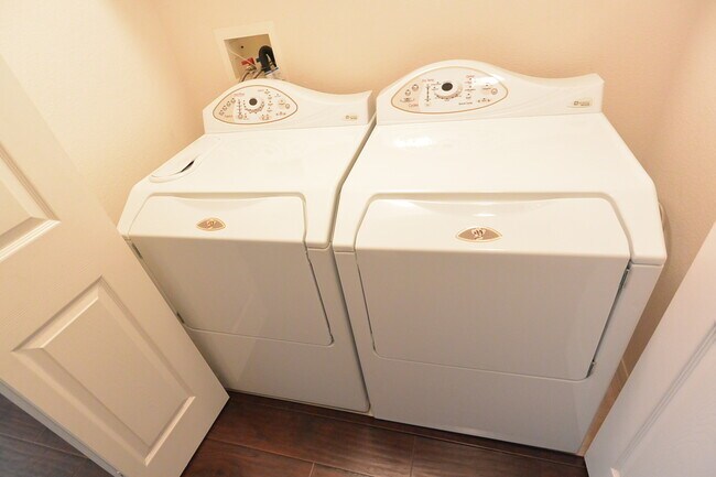 Building Photo - 1st Flr Condo 2 Bed W/Den - Gated Communit...