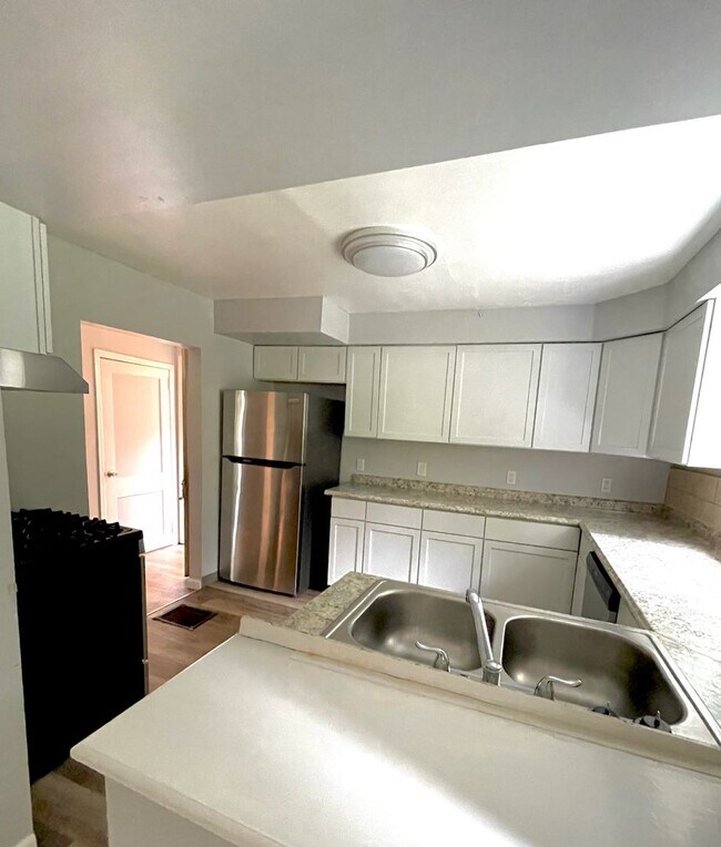 Building Photo - Renovated 3 bed 2 bath in Ambridge Heights!
