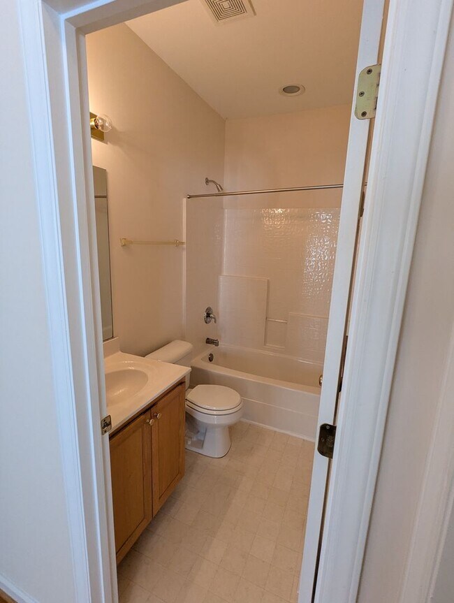 Building Photo - Spacious 4-Bedroom, 3-Bath Home in Parkside!