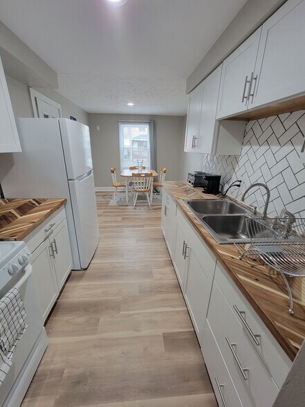 Building Photo - 257 Hague St