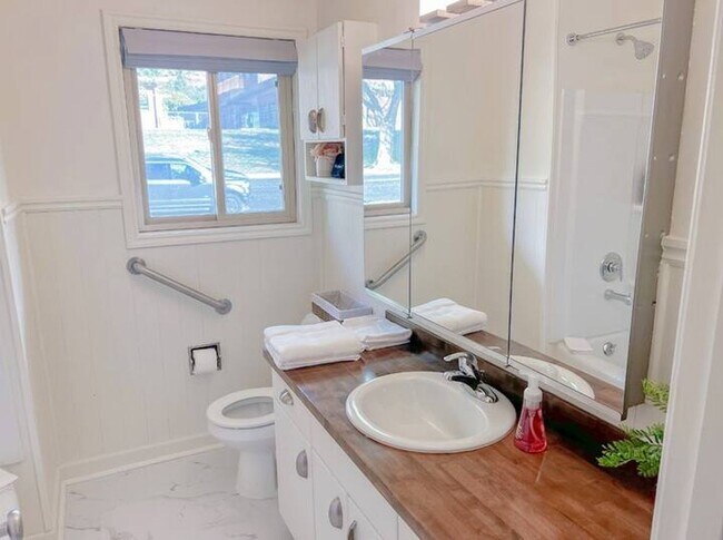 Building Photo - Modern 4 bed/2 bath with Mountain Views and a Fenced Backyard