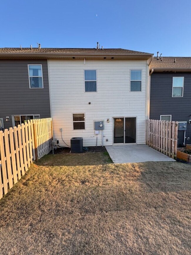 Building Photo - Charming 3-Bed, 2.5-Bath - Energy-Efficient Townhome in Simpsonville.  Discover your dream home i...