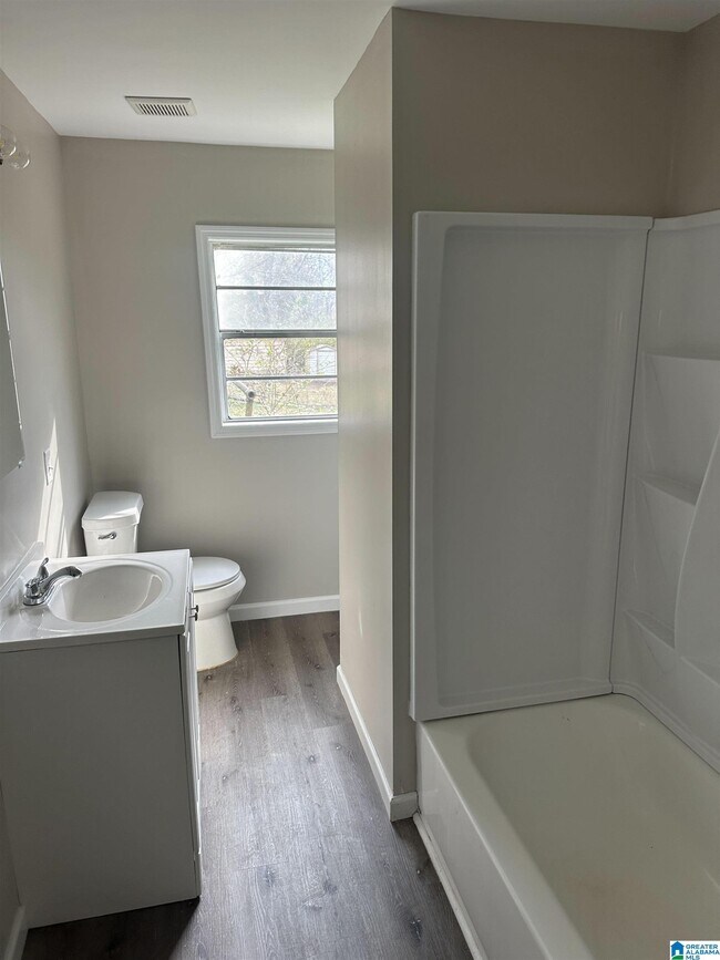 Building Photo - 1220 Skyline Dr