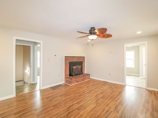 Building Photo - Rental with Country Setting!