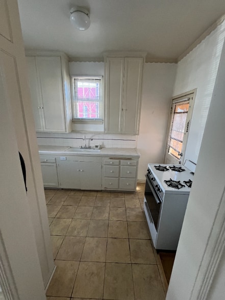 Building Photo - 141 1/2 Sweetzer Ave