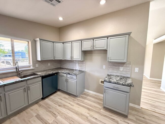 Building Photo - Beautifully Updated 3 Bedroom, 2 Bathroom ...