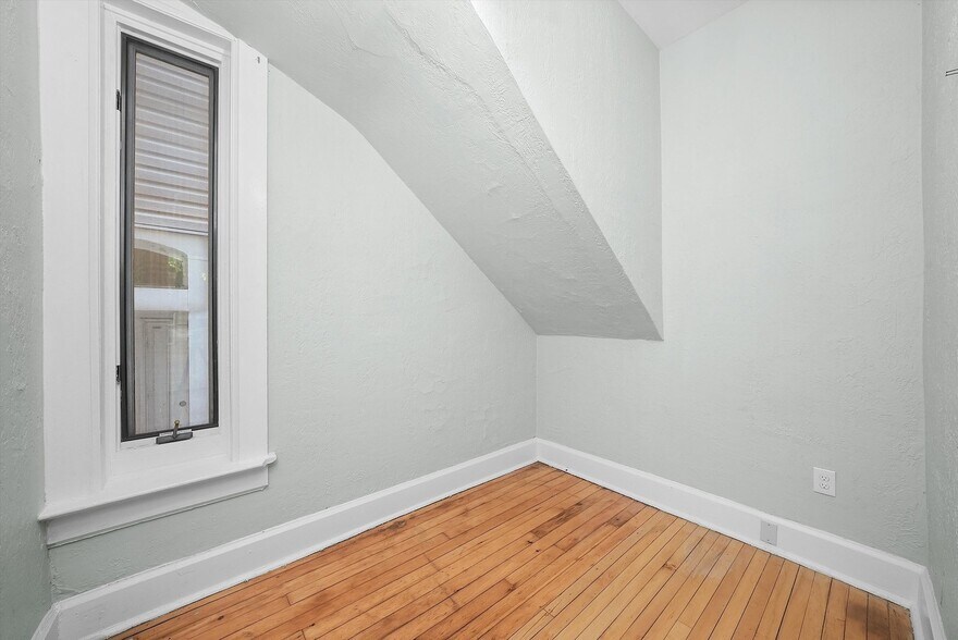 Building Photo - 1900 N Bissell St