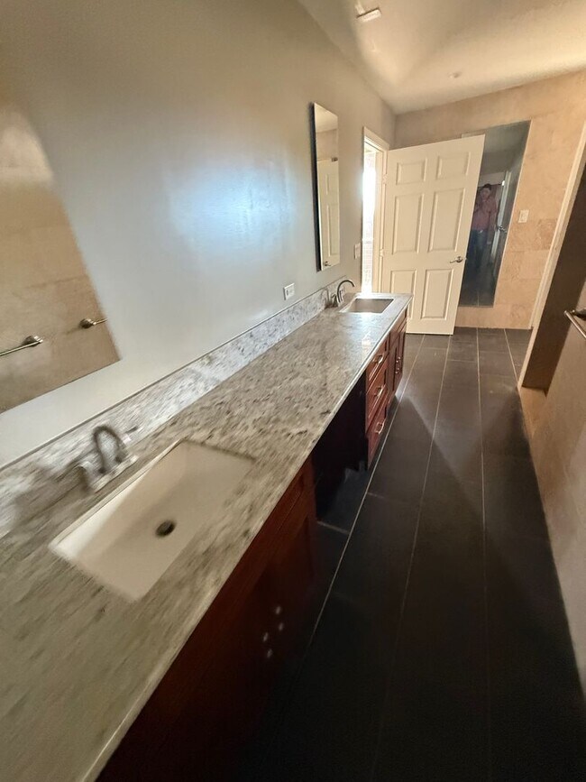 Building Photo - Luxury Hillside Home with Panoramic Kahala Beach Views – $8,500/month