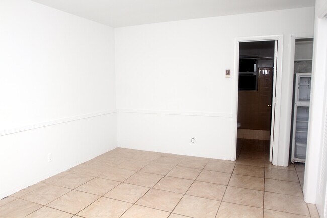 Building Photo - 728 SE 19th Ave