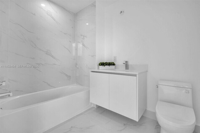 Building Photo - 700 NE 24th St