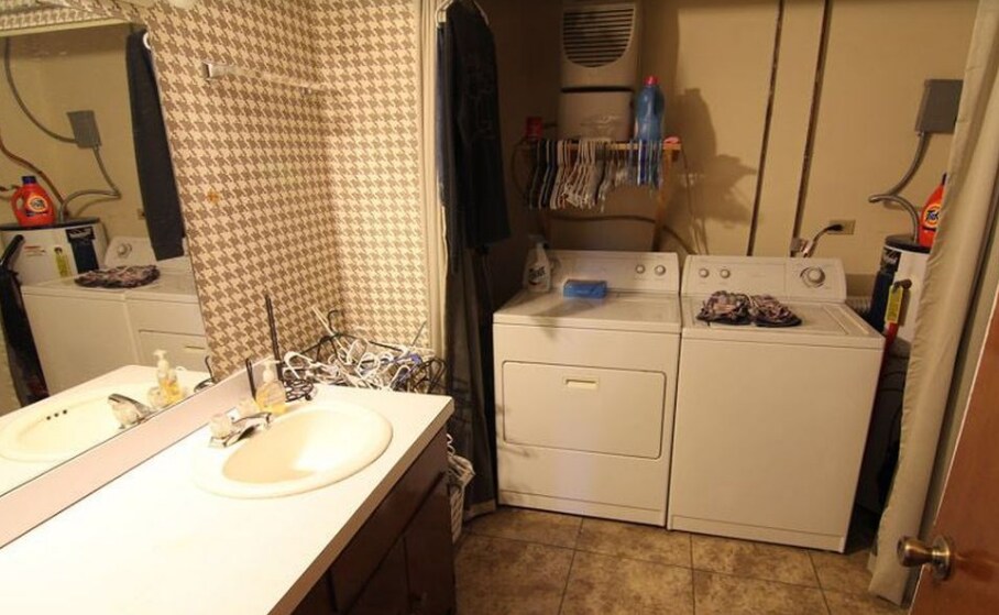 Lower levelfull bath with laundry room - 945 Hodges Gap Rd