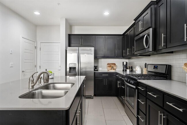 Building Photo - 13800 Lyndhurst St
