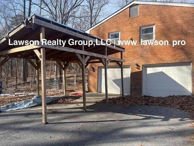 Building Photo - Peaceful Retreat with Outdoor Space-Botetourt County