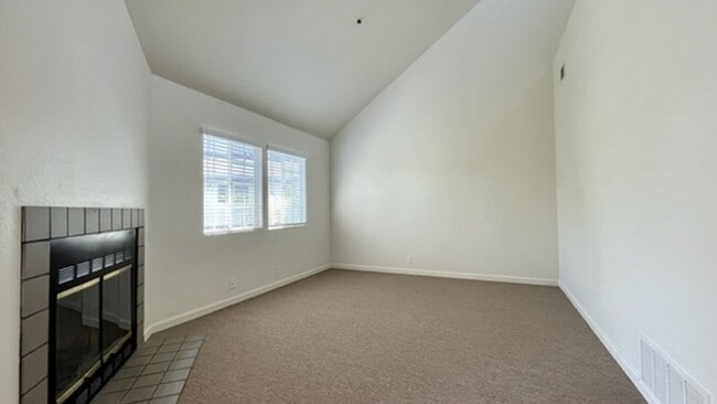 Building Photo - 2 Bedroom + Loft Condo in Parkwood Village