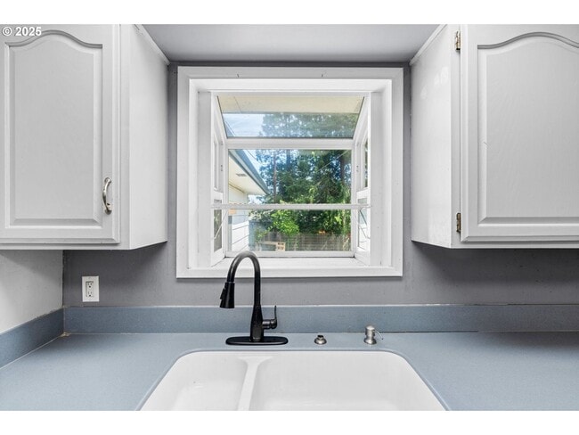 Building Photo - Quarter Acre Comfort